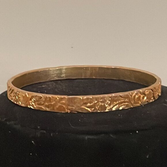 Vintage 8” Avon gold plated textured raised floral pattern bangle bracelet - Picture 2 of 10